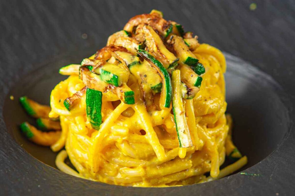 Spaghetti alla carbonara con le zucchine
