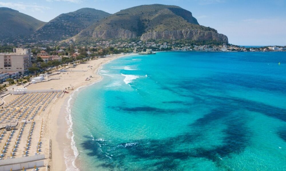 Spiaggia di Mondello: Paradiso costiero di Palermo