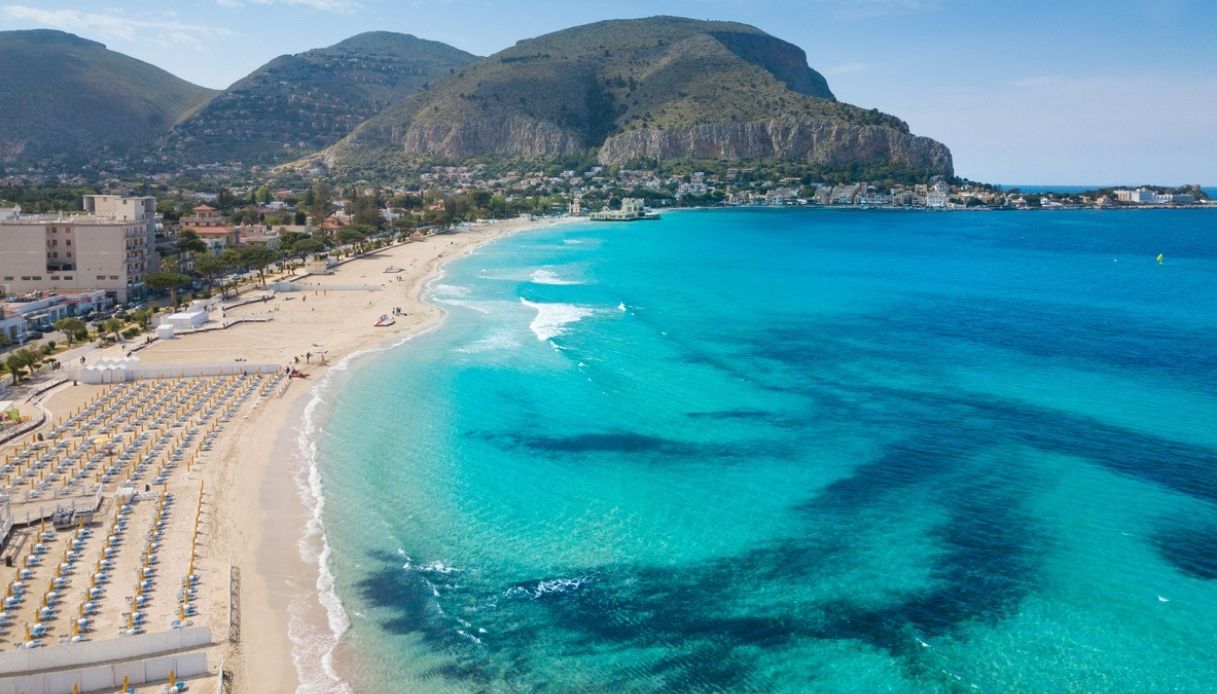 Spiaggia di Mondello: Paradiso costiero di Palermo